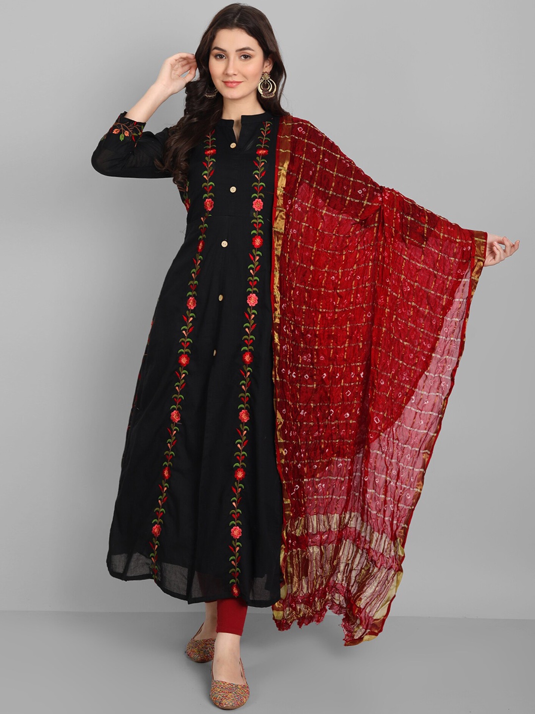 

Pakiza Women Black Geometric Embroidered Thread Work Floral Kurta