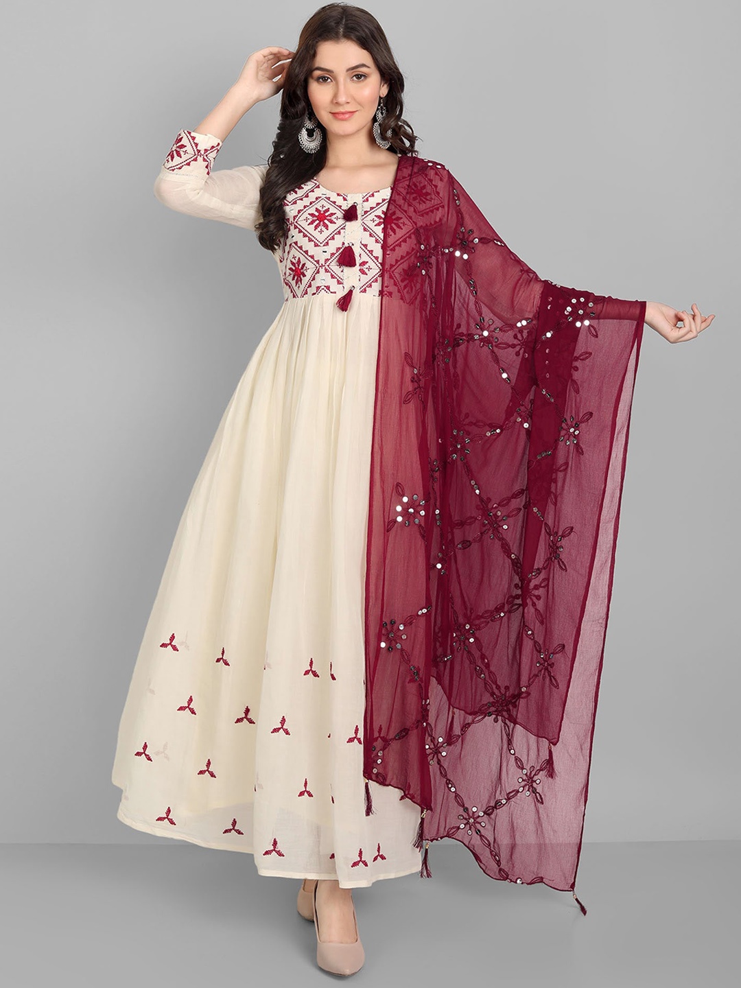 

Pakiza Women Off White Floral Embroidered Thread Work Floral Anarkali Kurta