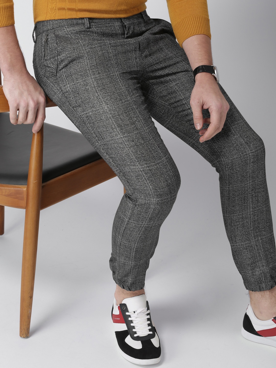 

INVICTUS Men Charcoal Grey Slim Fit Checked Trousers