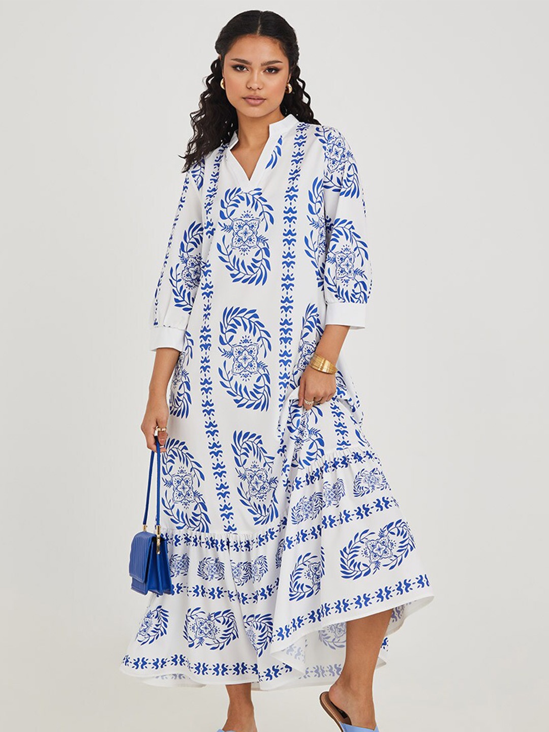 

Styli Women White & Navy Blue 3/4 Sleeves Printed Shift Maxi Dress