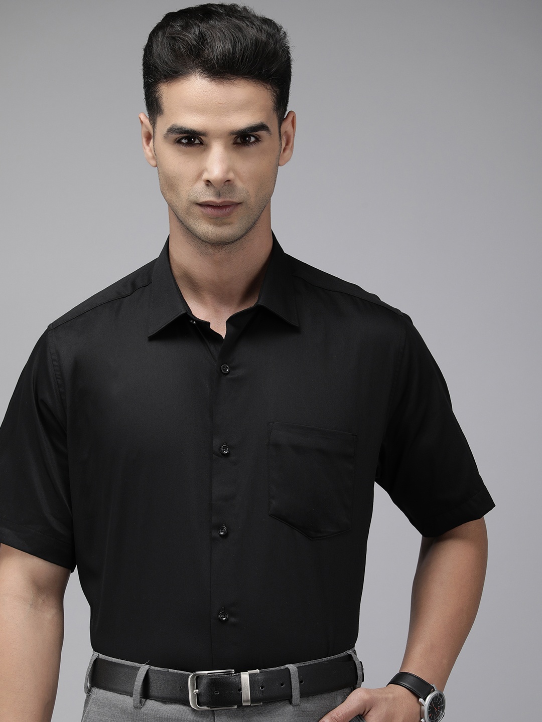 

Van Heusen Men Black Solid Short Sleeve Pure Cotton Formal Shirt