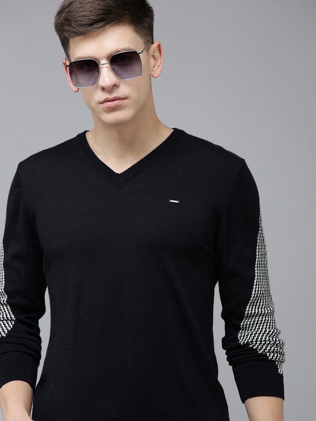 

Van Heusen Men V-Neck Pullover With Contrast Checked Sleeves, Navy blue