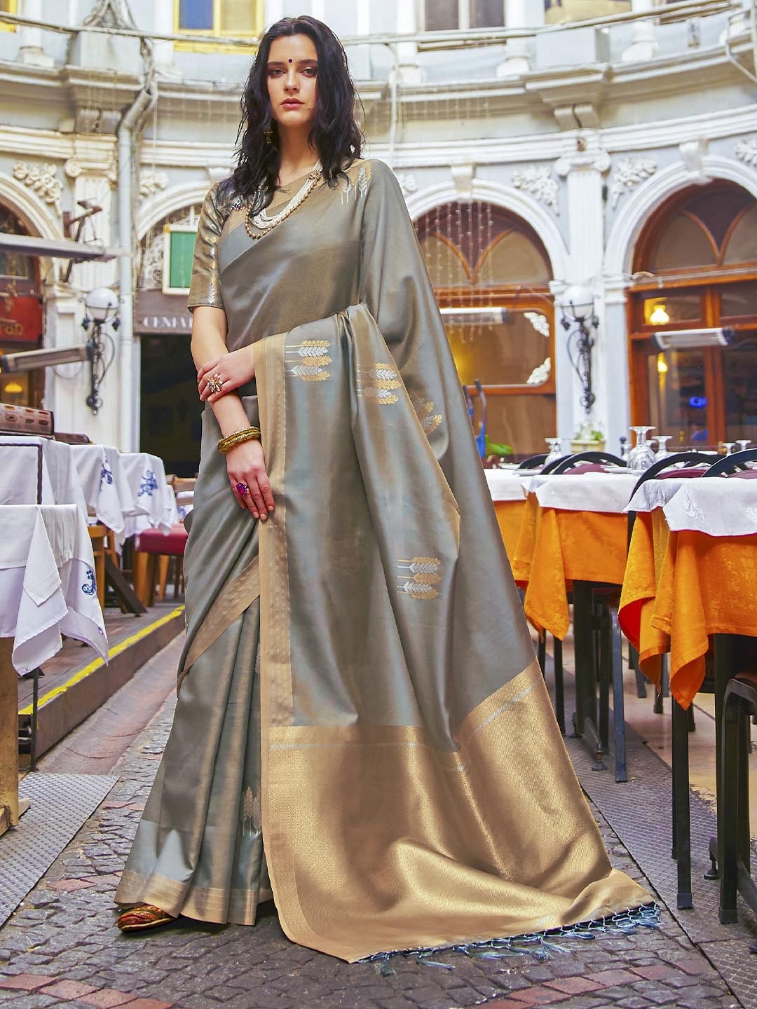 

elora Grey & Gold-Toned Floral Zari Silk Blend Banarasi Saree