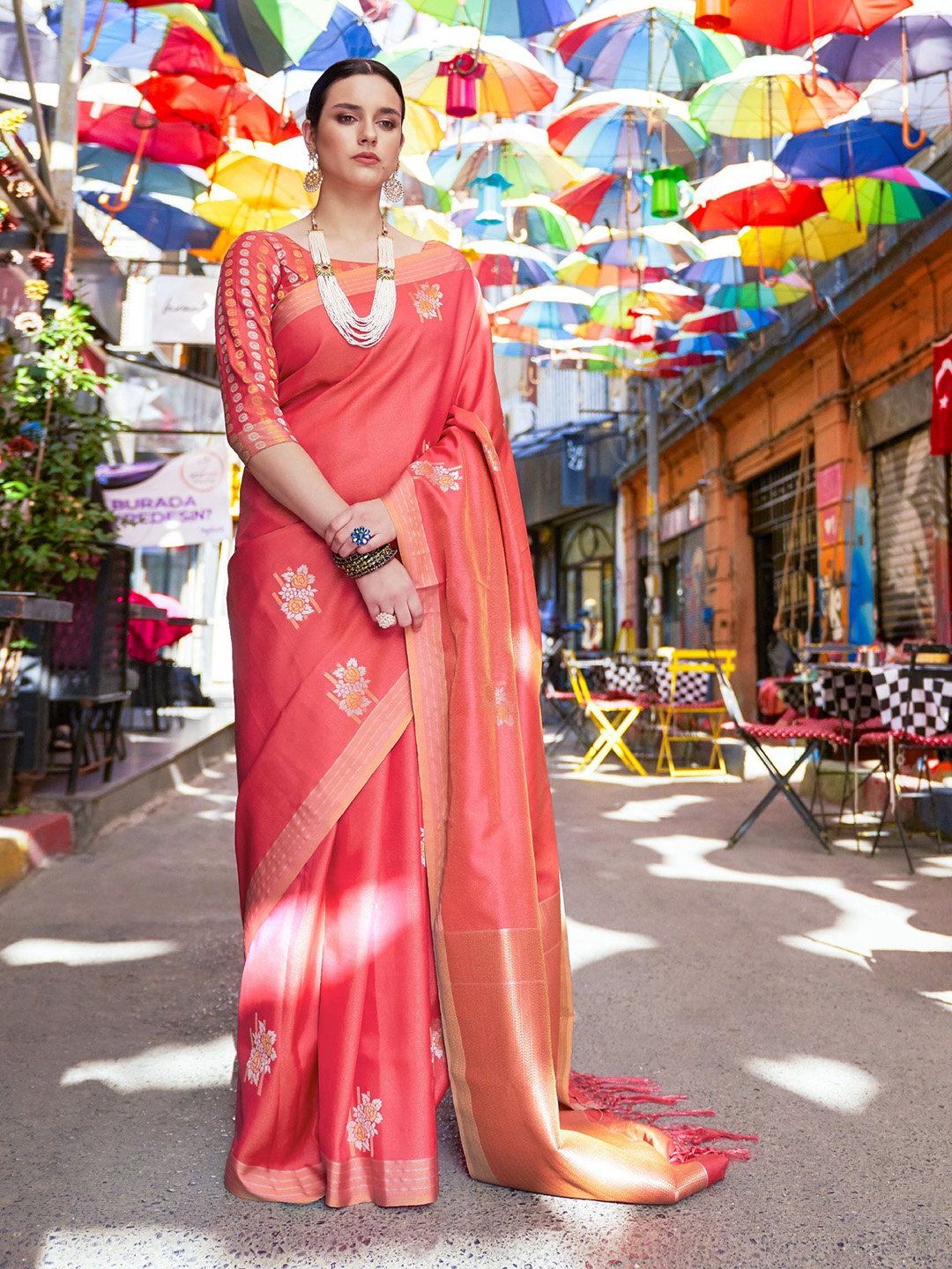 

elora Peach-Coloured & Gold-Toned Floral Zari Silk Blend Banarasi Saree