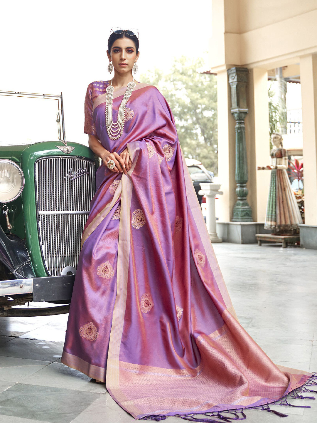 

elora Purple & Gold-Toned Floral Zari Silk Blend Banarasi Saree