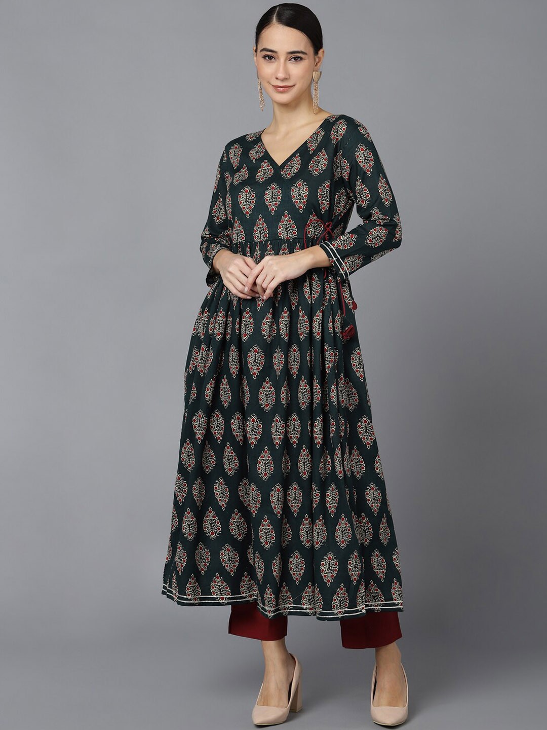 

AHIKA Women Green & Off White Pure Cotton Ethnic Motifs Anarkali Kurta