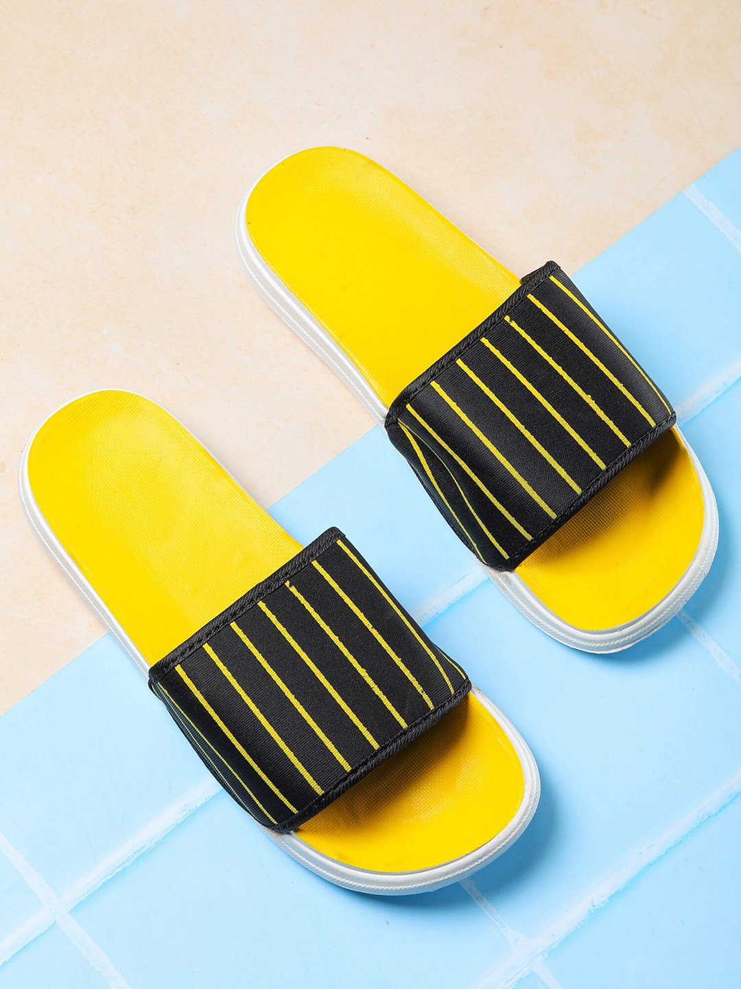 

Footox Men Yellow & Black Printed Sliders