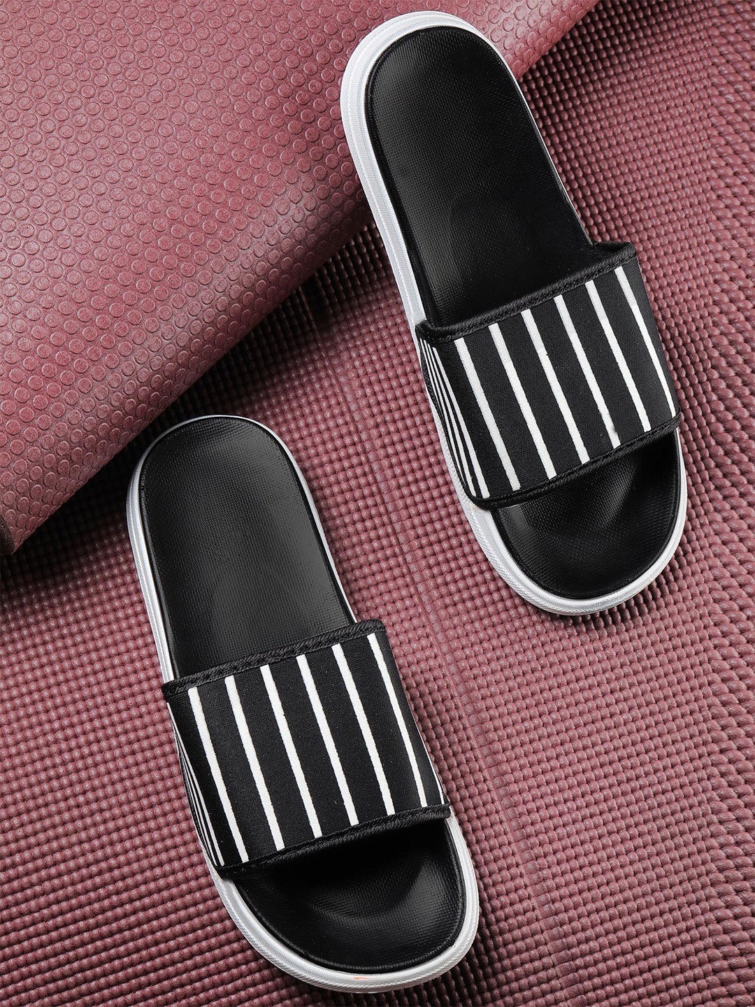 

Footox Men Black & White Printed Sliders