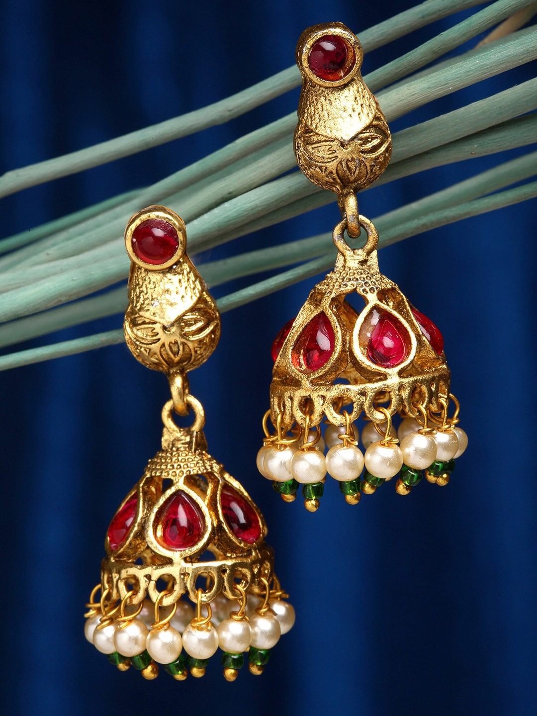 

KARATCART Women Red Kundan and Pearl Gold Plated Contemporary Jhumkas Earrings