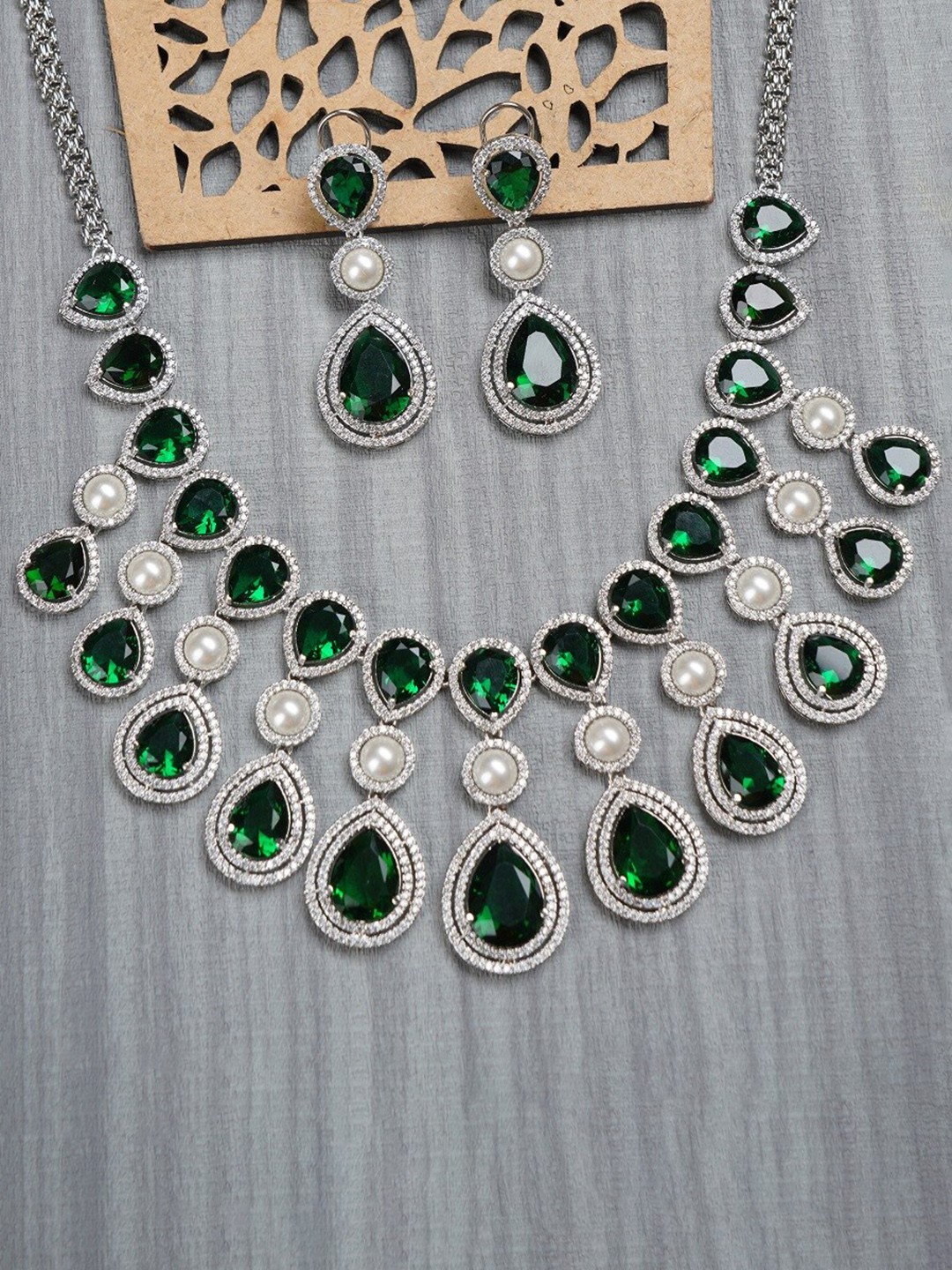 

AURAA TRENDS Rhodium-Plated Green AD-Studded & Beaded Jewellery Set, Silver