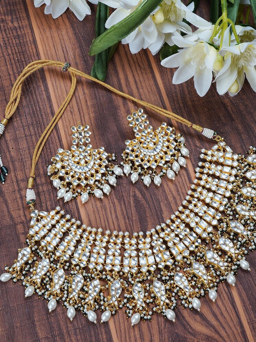 

AURAA TRENDS Gold-Plated White Kundan Stone-Studded & Beaded Jewellery Set