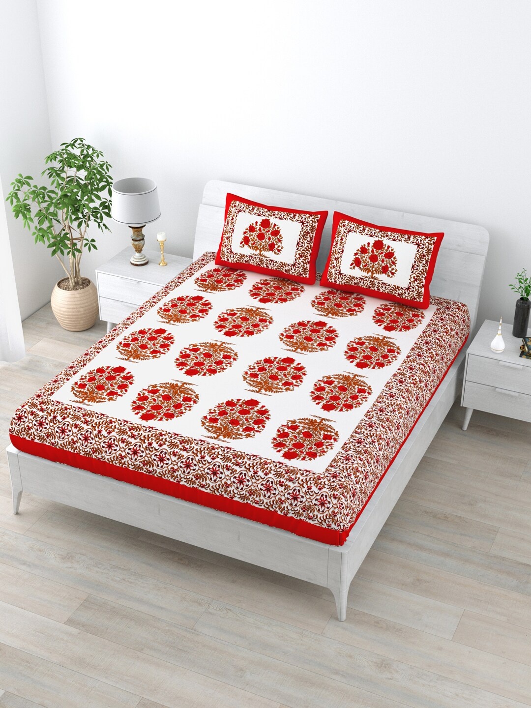 

LIVING ROOTS White & Red Floral 144 TC Queen Cotton Bedsheet with 2 Pillow Covers