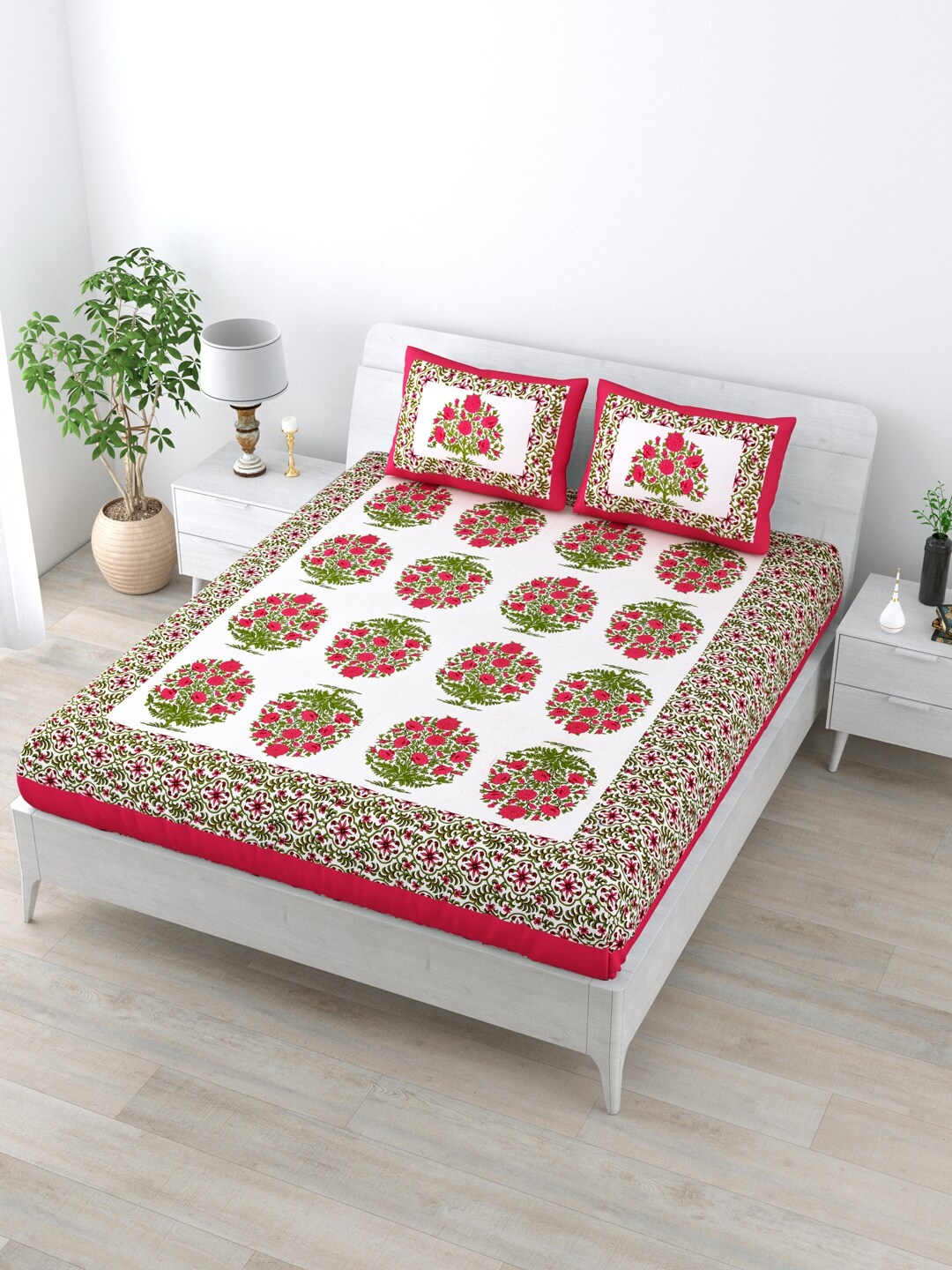 

LIVING ROOTS White & Red Floral 144 TC Queen Bedsheet with 2 Pillow Covers
