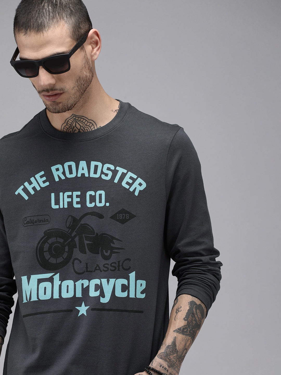 

Roadster Men Charcoal Typography Printed Cotton T-shirt