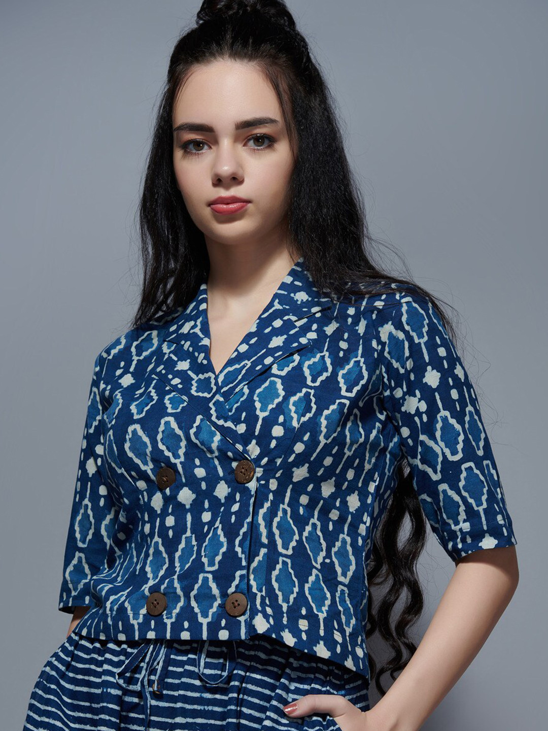 

the kaatn trail Women Blue & White Geometric Print Wrap Pure Cotton Top