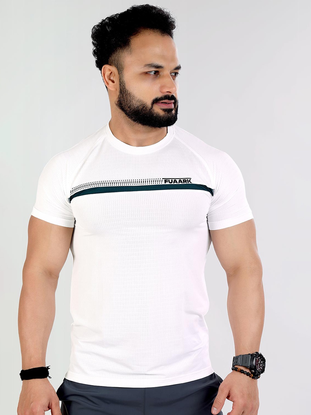 

FUAARK Men White Anti Odour Slim Fit T-shirt