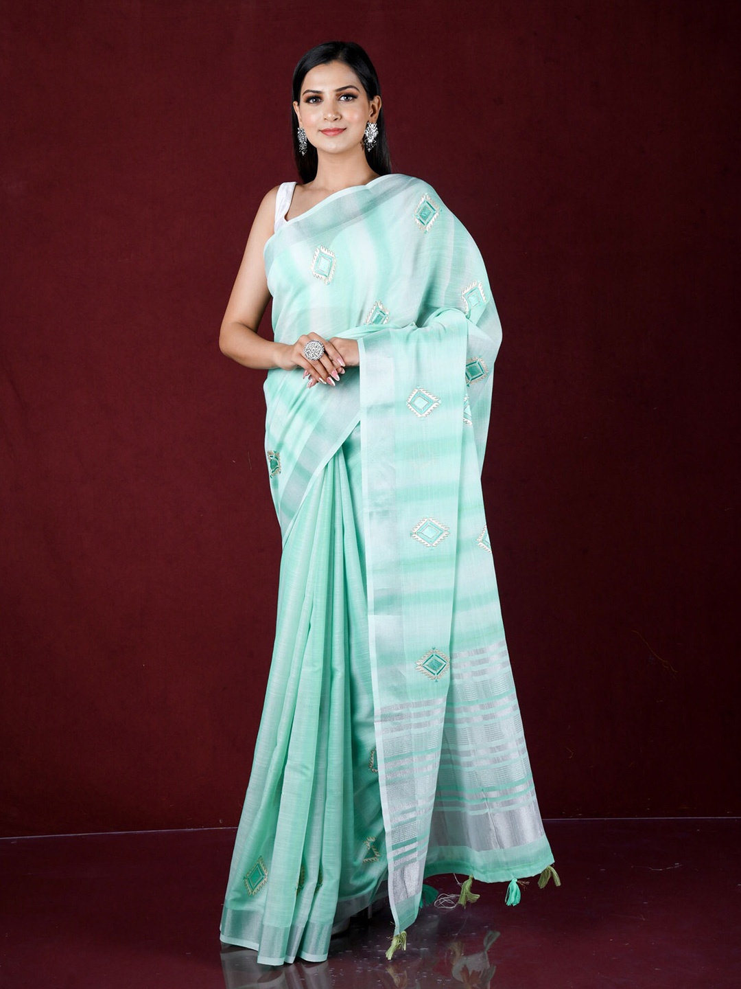 

Exclusiva Sea Green & Off White Floral Zari Pure Linen Saree