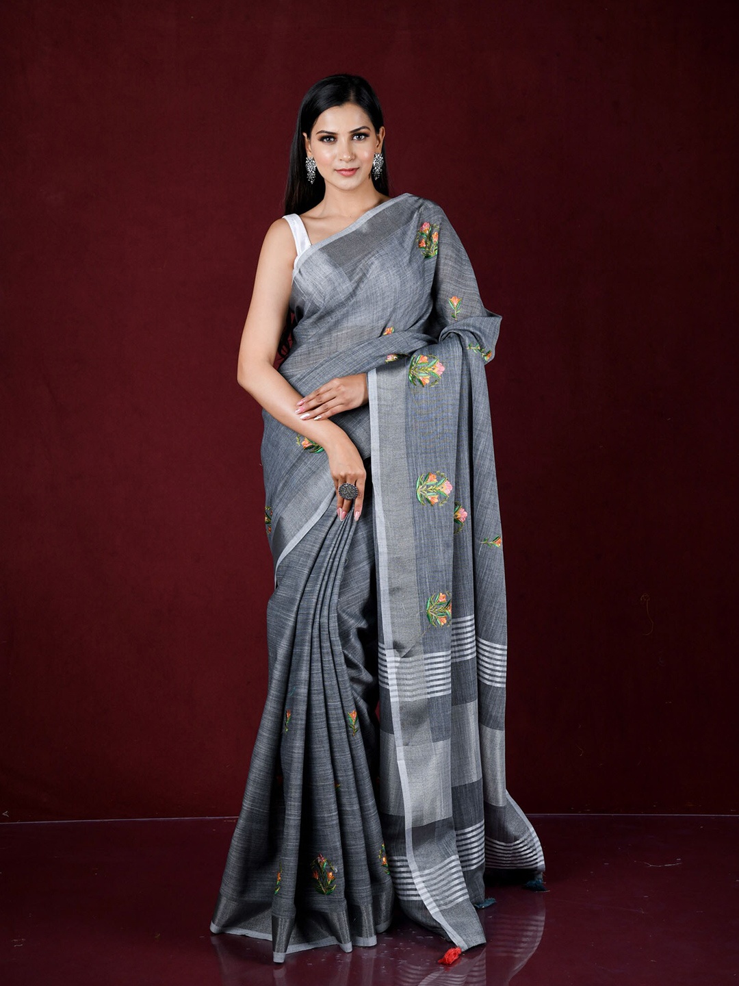 

Exclusiva Grey & Pink Floral Embroidered Pure Linen Saree