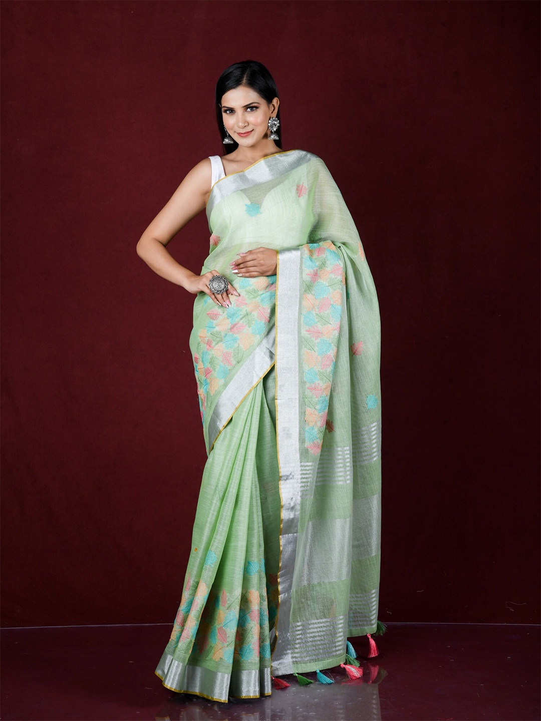 

Exclusiva Green & Silver-Toned Ethnic Motifs Zari Pure Linen Saree