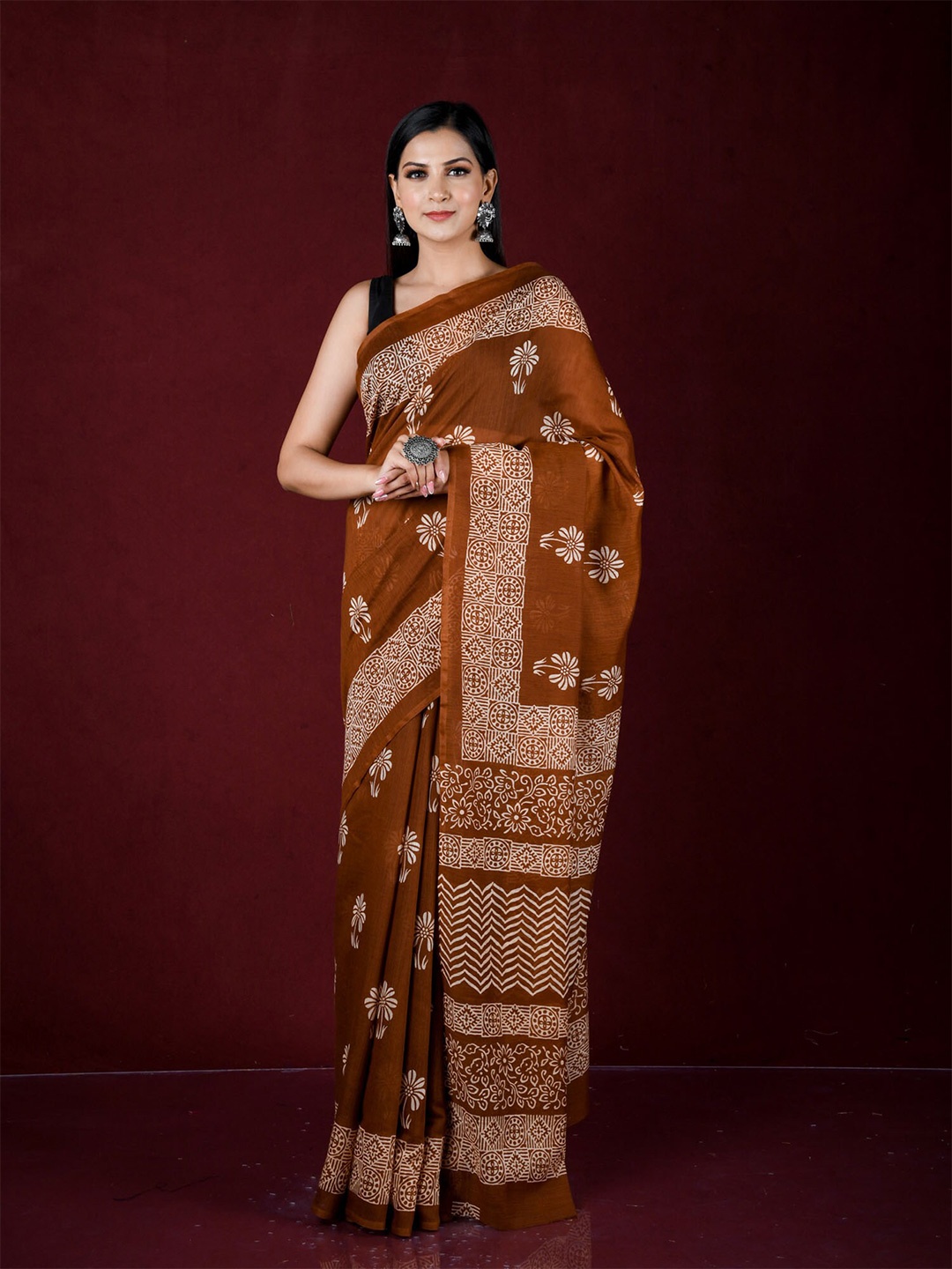 

Exclusiva Brown & Off White Floral Pure Cotton Saree