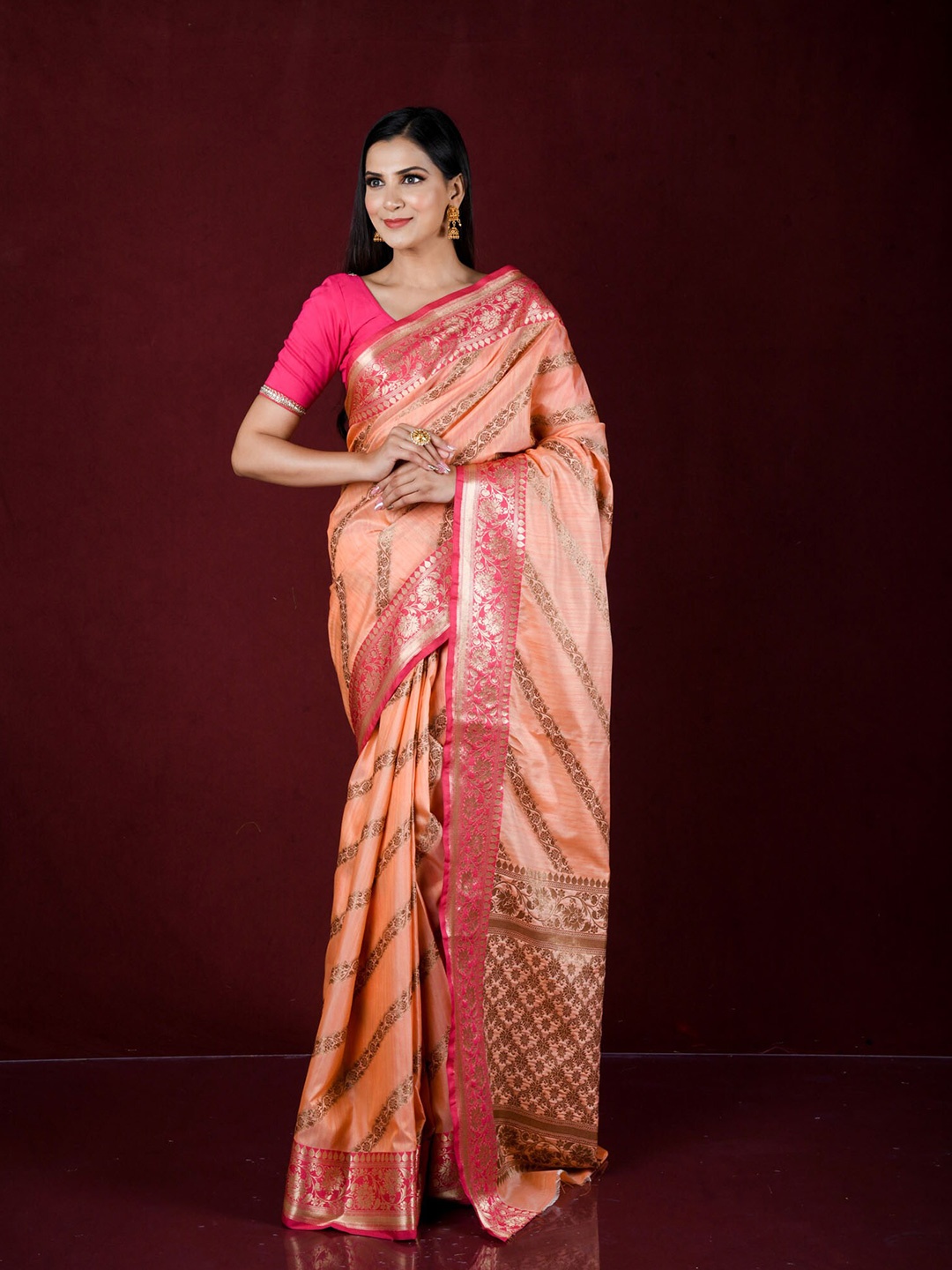 

Exclusiva Peach-Coloured & Gold-Toned Woven Design Zari Silk Blend Banarasi Saree