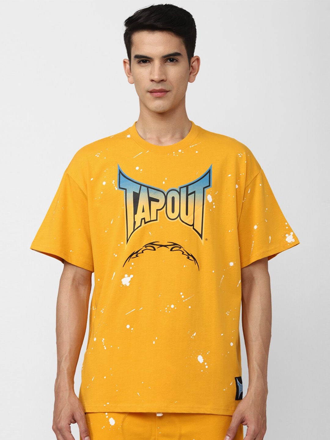 

FOREVER 21 Men Yellow Typography Printed Drop-Shoulder Sleeves Pure Cotton T-shirt