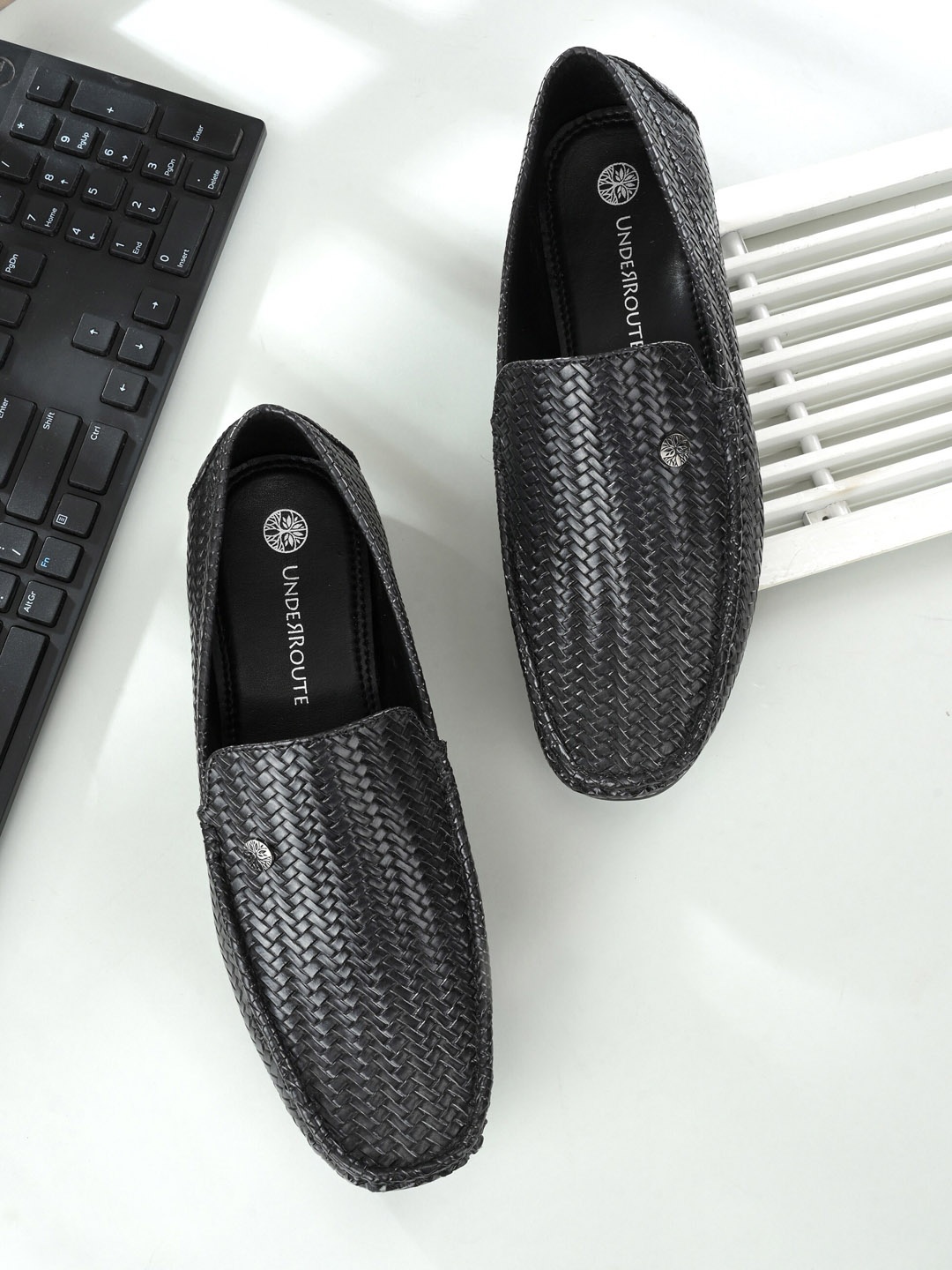 

UNDERROUTE Men Black Woven Design PU Driving Shoes