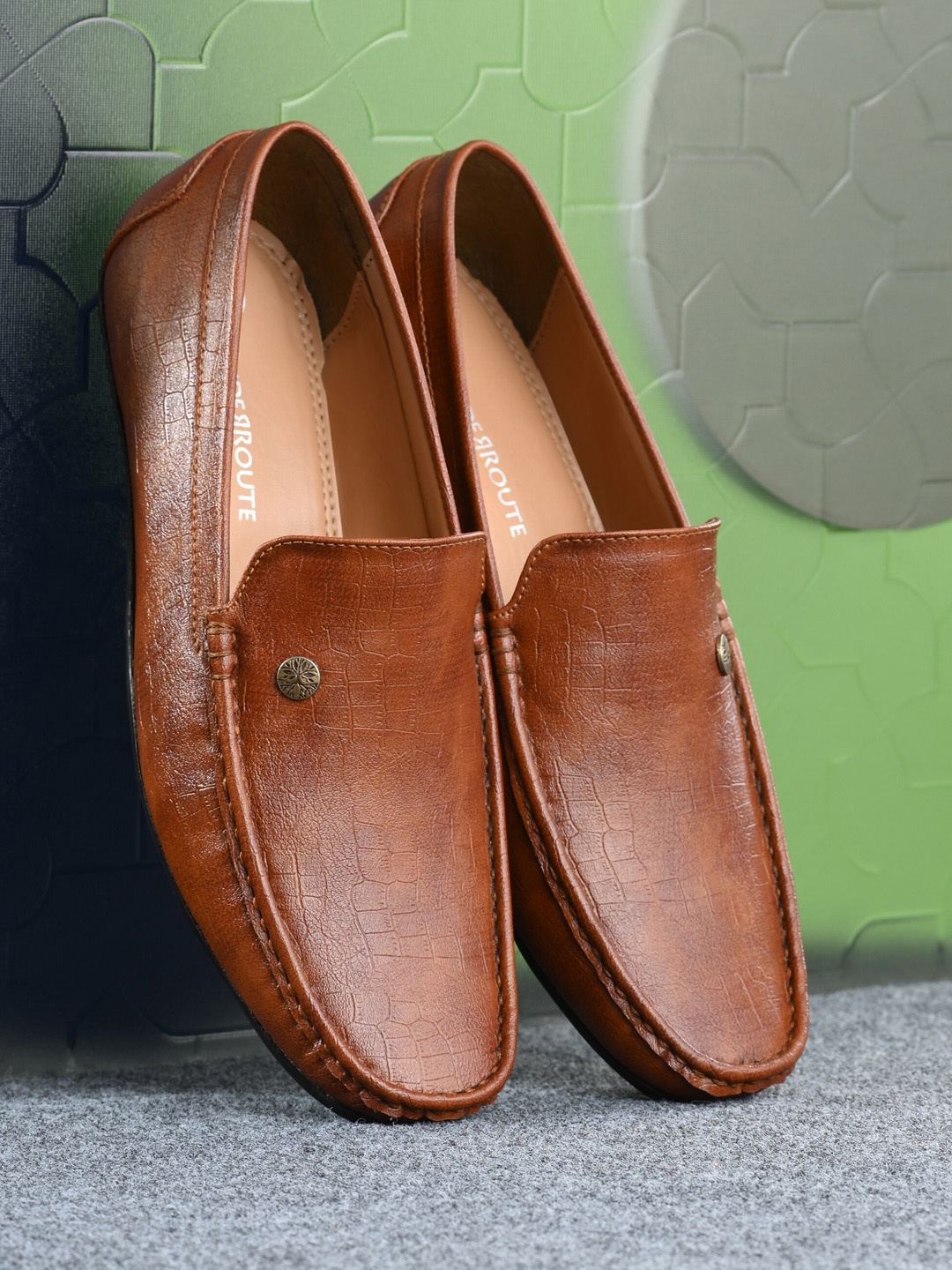 

UNDERROUTE Men Tan Loafers