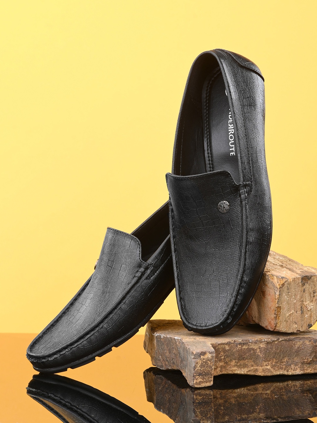 

UNDERROUTE Men Black Textured PU Loafers