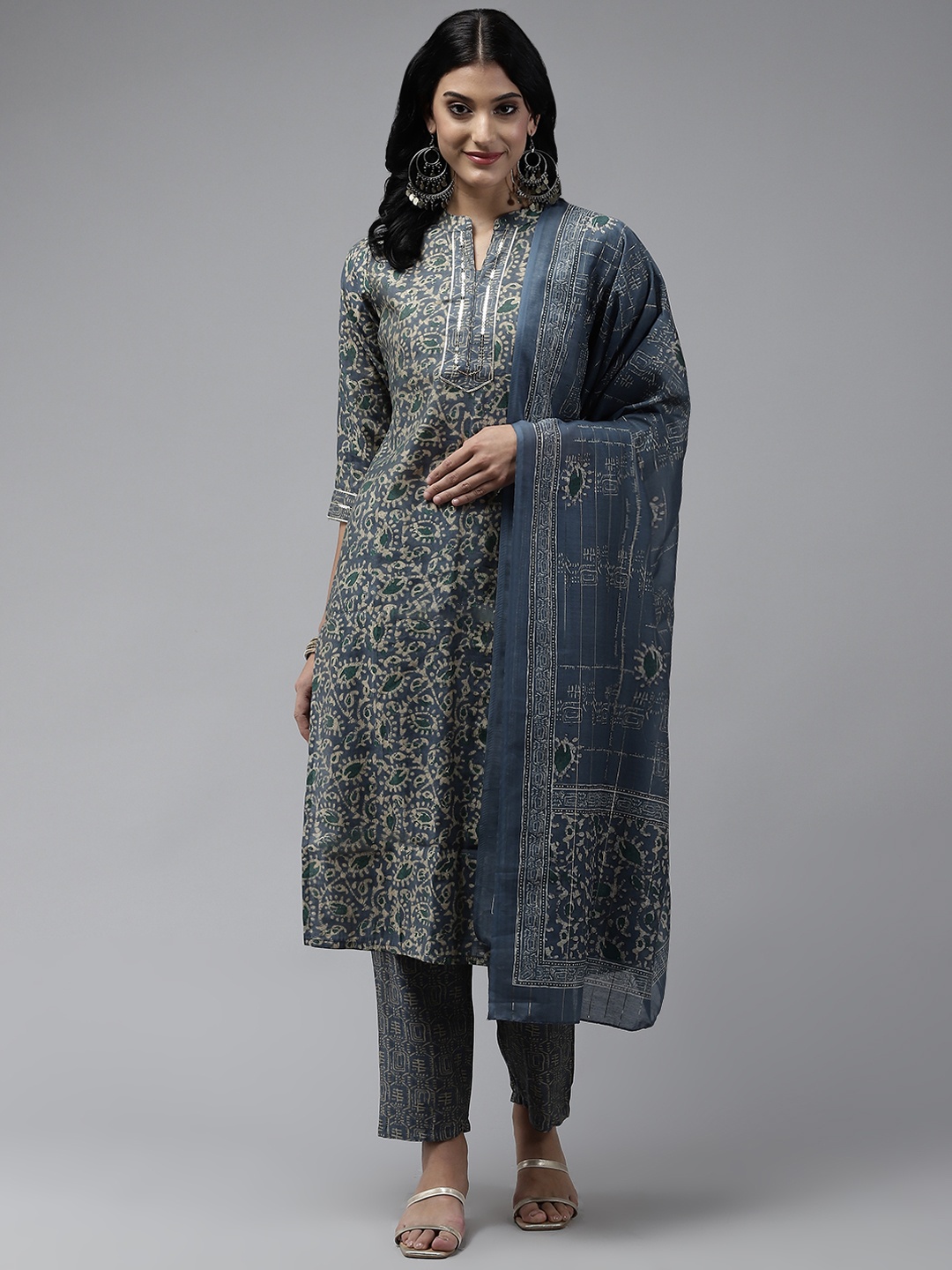 

Yufta Women Grey Floral Printed Sequinned Kurta with Trousers & Dupatta