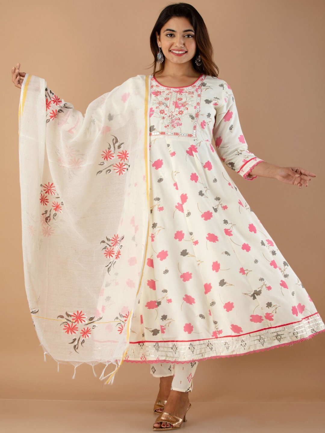 

RUHAZAT Women White Floral Printed Empire Kurta with Trousers & With Dupatta