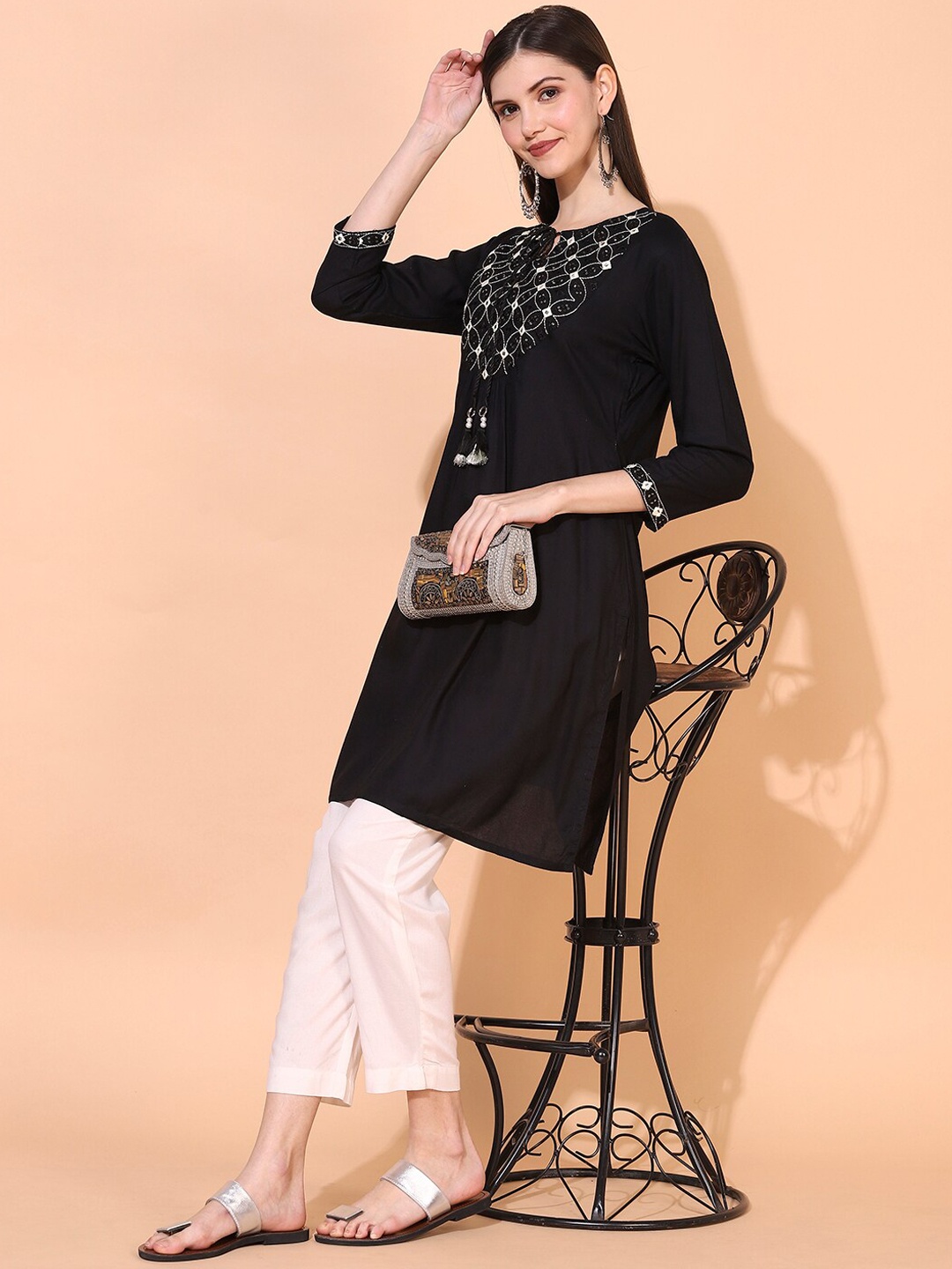 

FASHOR Women Black & White Floral Embroidered Kurta