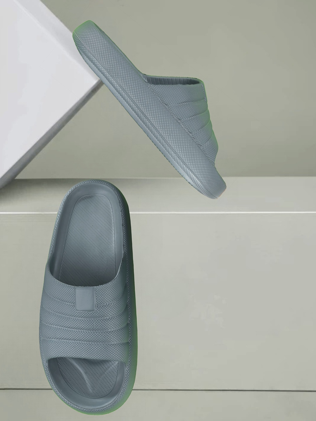 

MANSAMUSA Men Grey Croslite Sliders