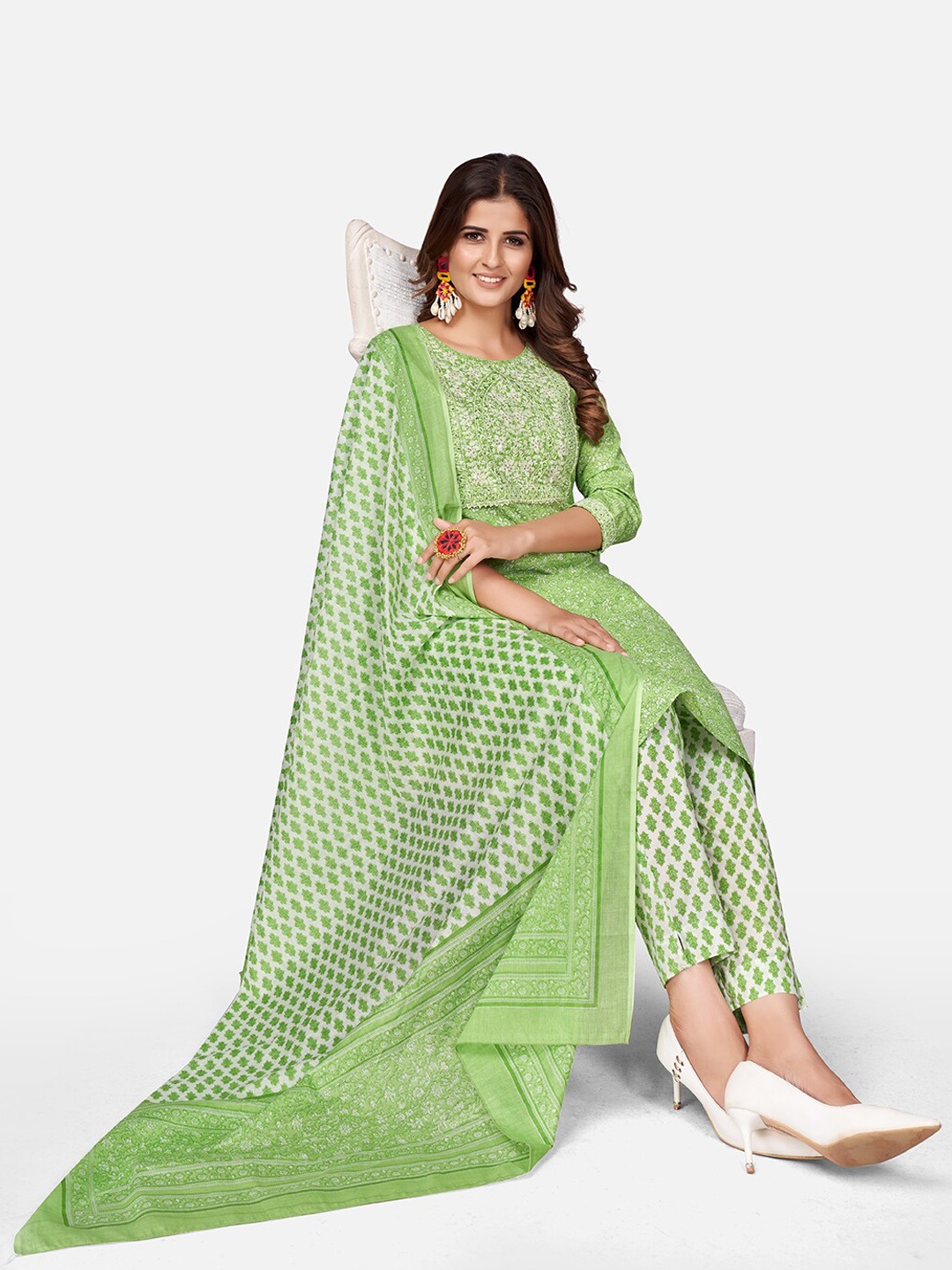 

Vbuyz Women Green Floral Printed Pure Cotton Kurta with Trousers & With Dupatta