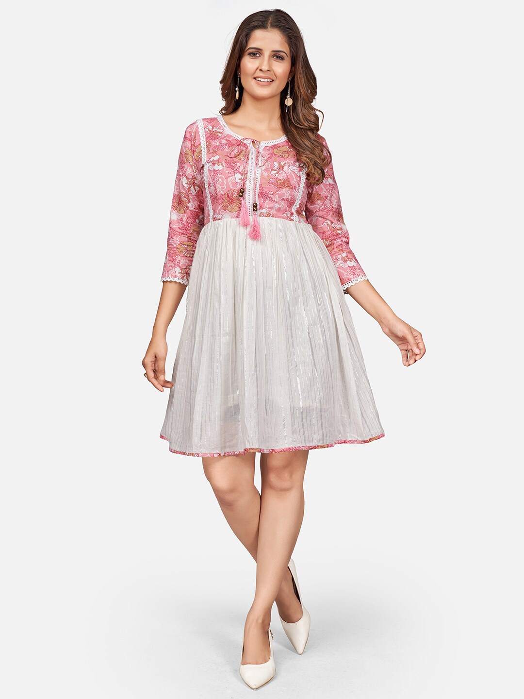 

Vbuyz Women Pink & White Floral Tie-Up Neck Dress