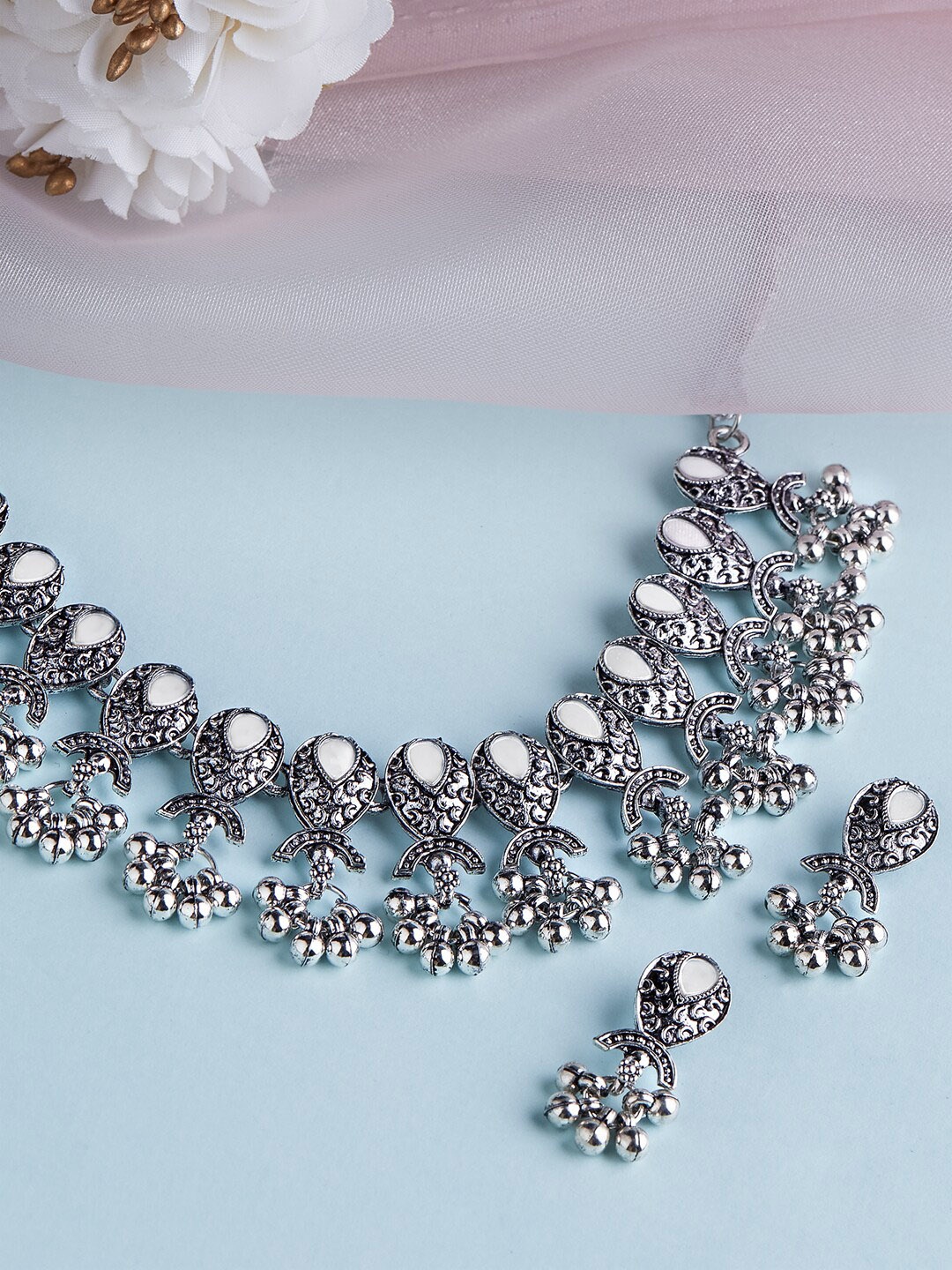 

Anouk Women Silver-Plated White Kundan-Studded & Beaded Jewellery Set