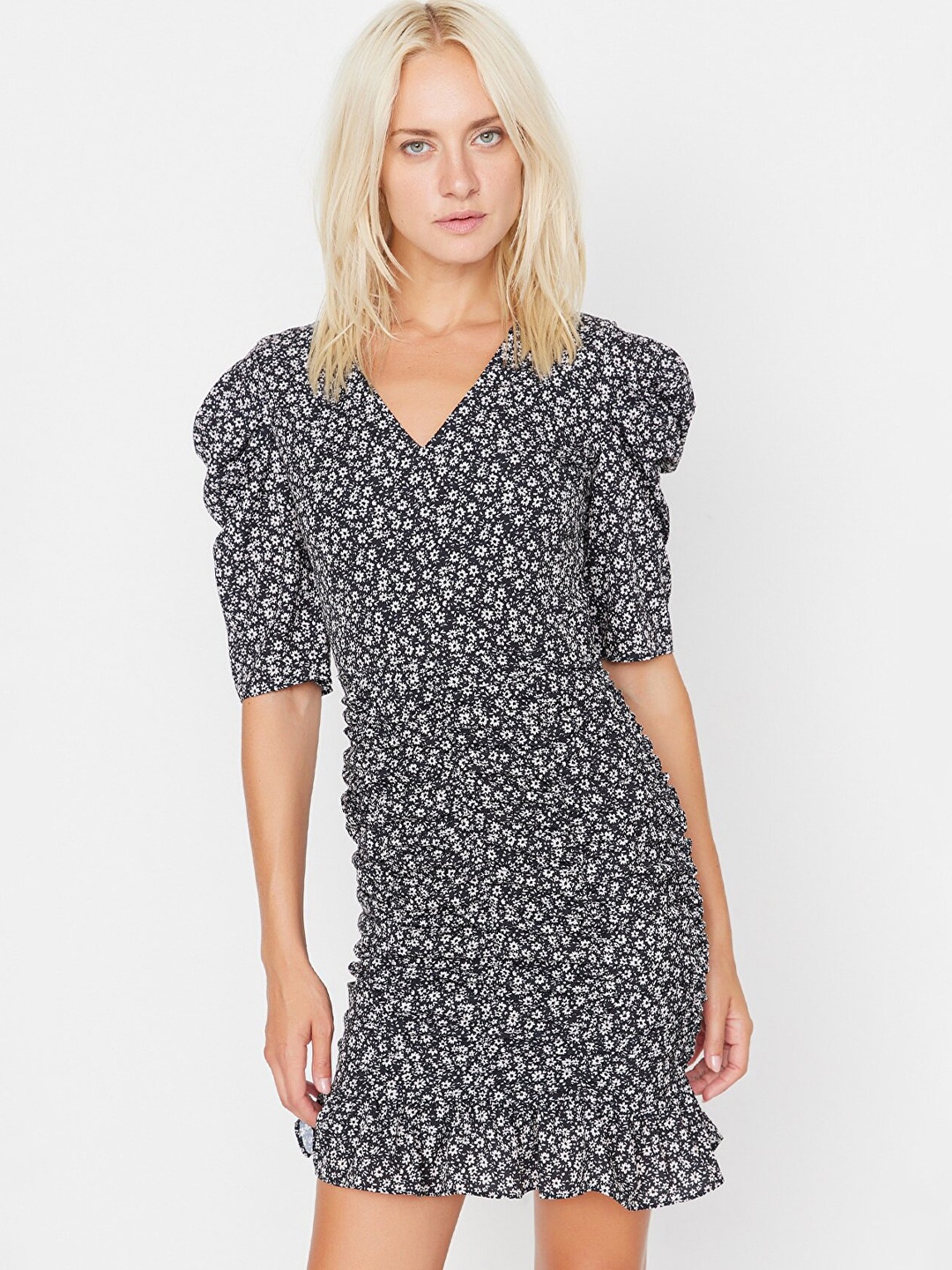 

Trendyol Women Black And White Floral Print V Neck Puff Sleeves Bodycon Mini Dress