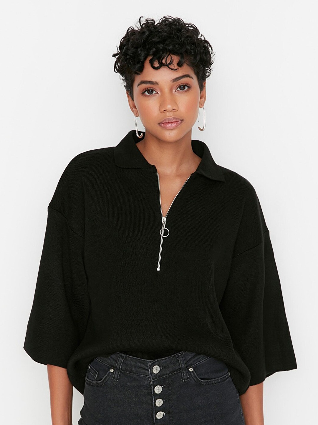 

Trendyol Black Extended Sleeves Top