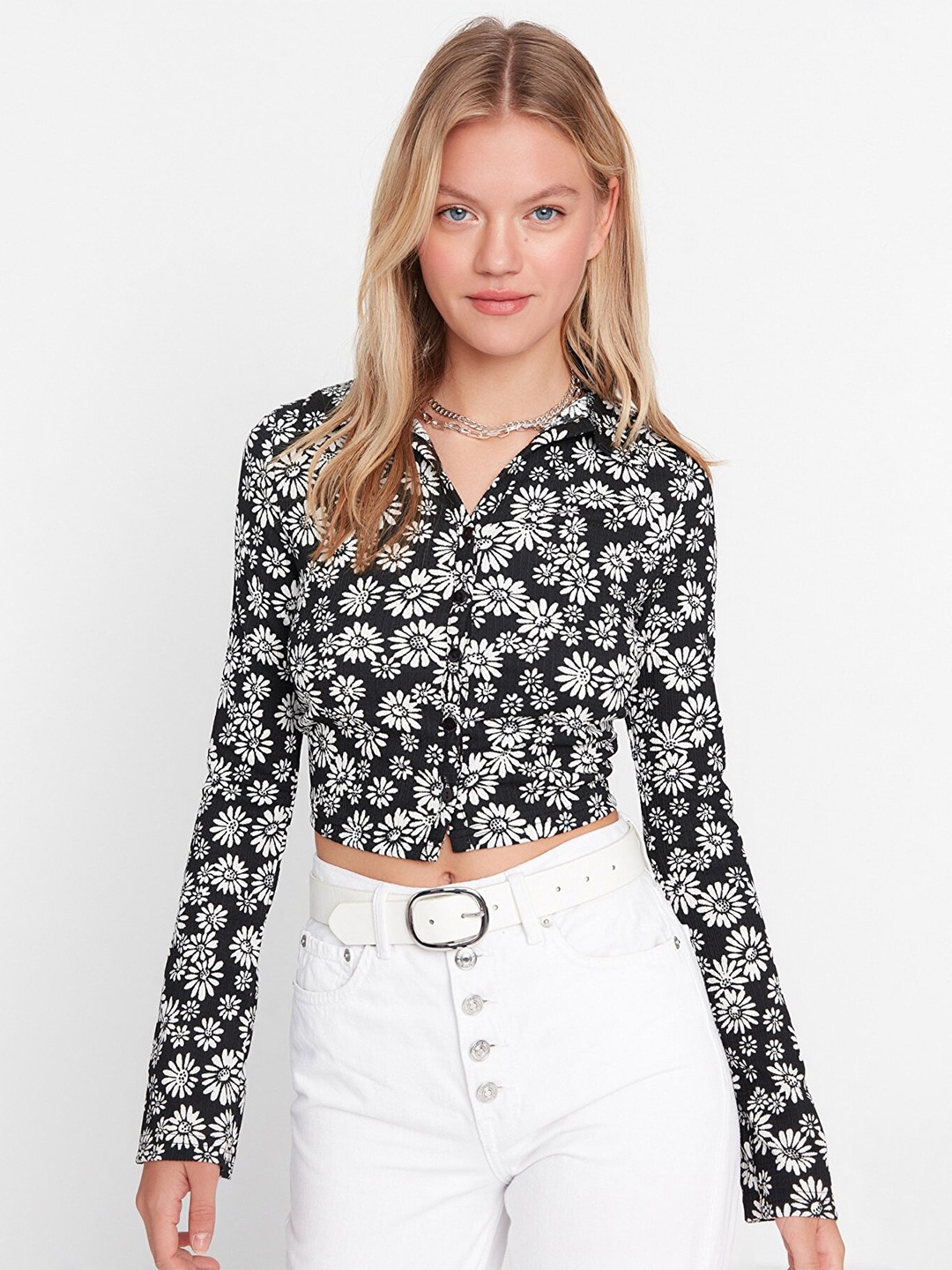 

Trendyol Black & White Floral Print Styled Back Crop Top