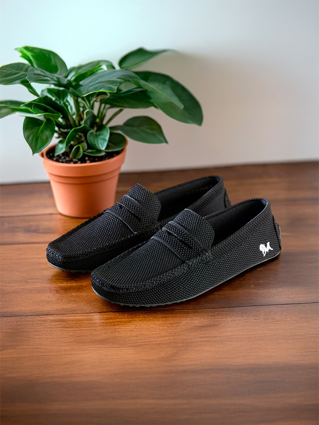 

NEEMANS Men Black Solid Slip-On Sneakers