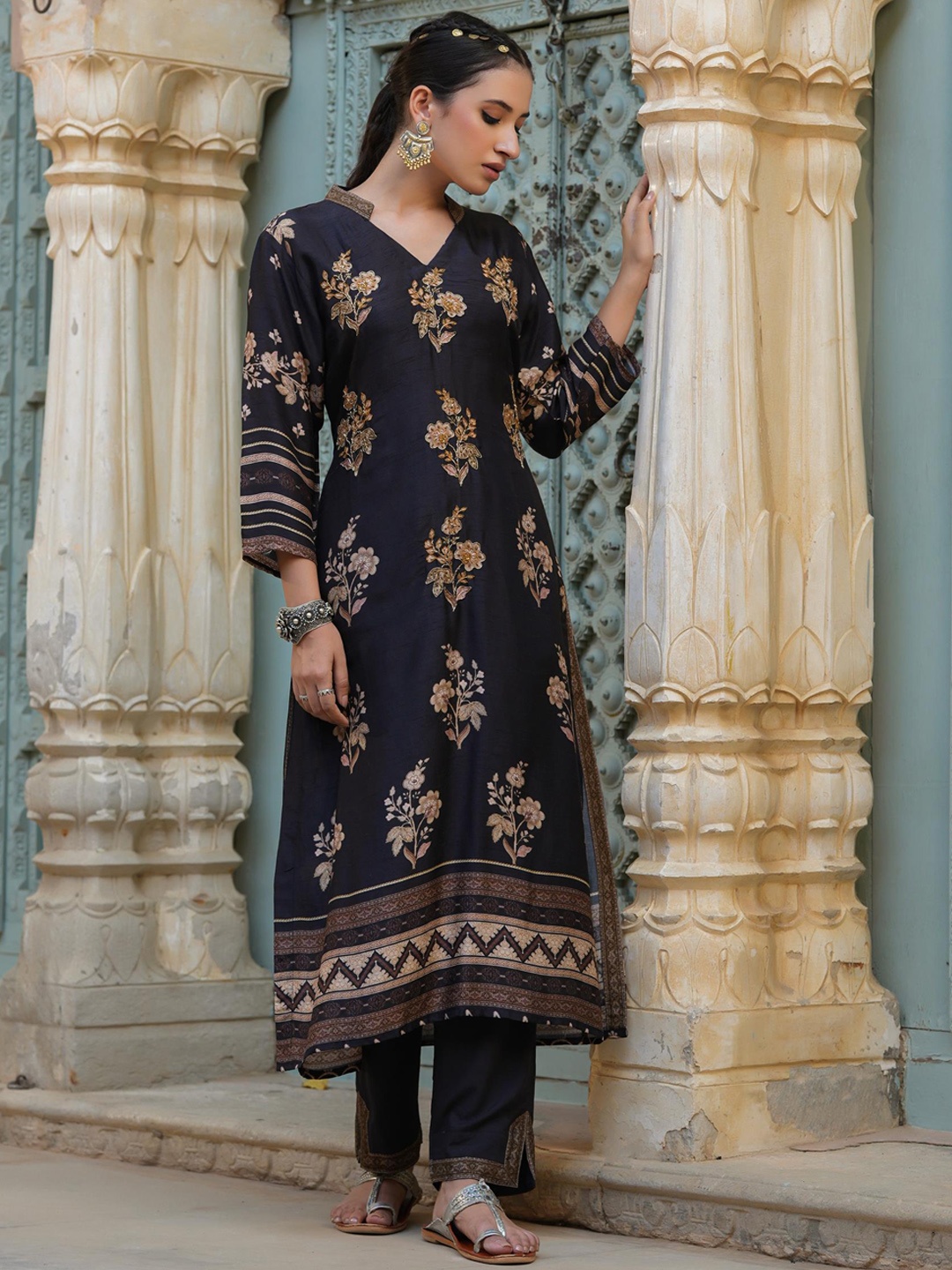 

SCAKHI Women Black Floral Printed Beads and Stones Kurta with Trousers