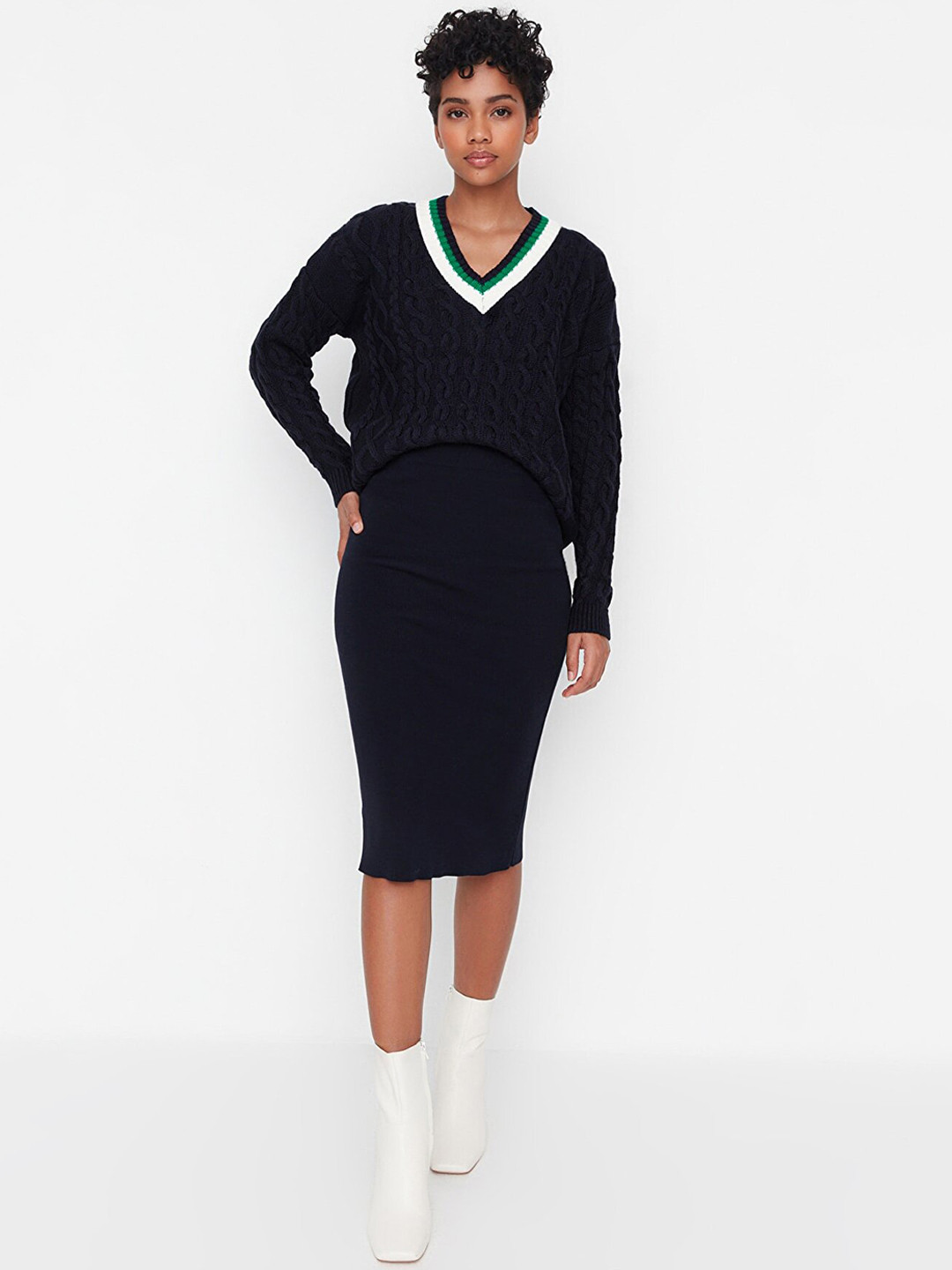 

Trendyol Women Navy Blue Solid Pencil-Fit Knee-Length Skirts