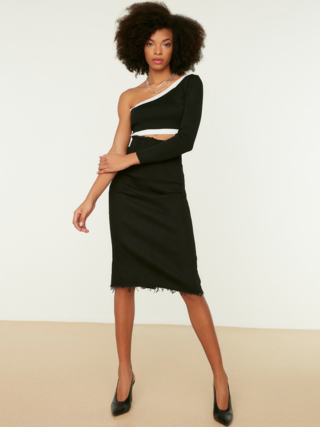 

Trendyol Women Black Solid Straight Knee-Length Skirt
