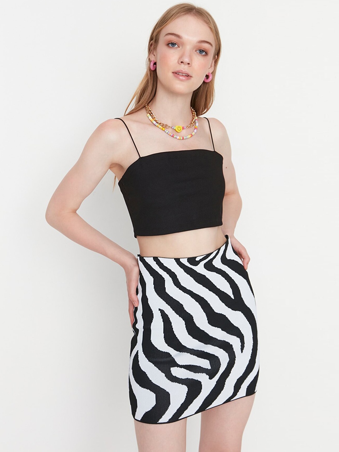 

Trendyol Women Black & White Printed Pencil Mini Skirt