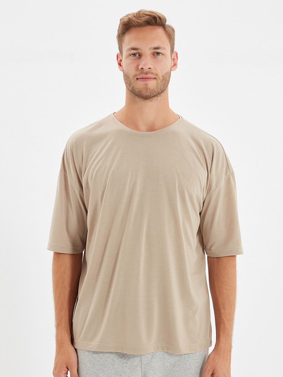 

Trendyol Men Tan Solid Drop-Shoulder Sleeves Cotton T-shirt