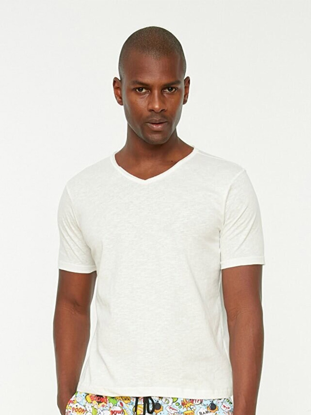 

Trendyol Men White Solid V-Neck Cotton T-shirt