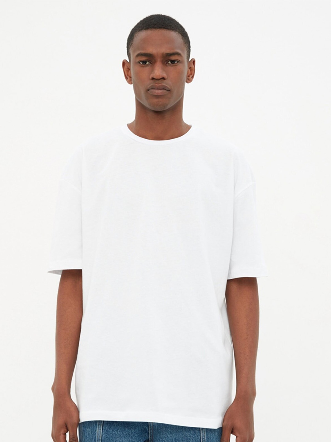 

Trendyol Men White Solid Drop-Shoulder Sleeves Cotton T-shirt
