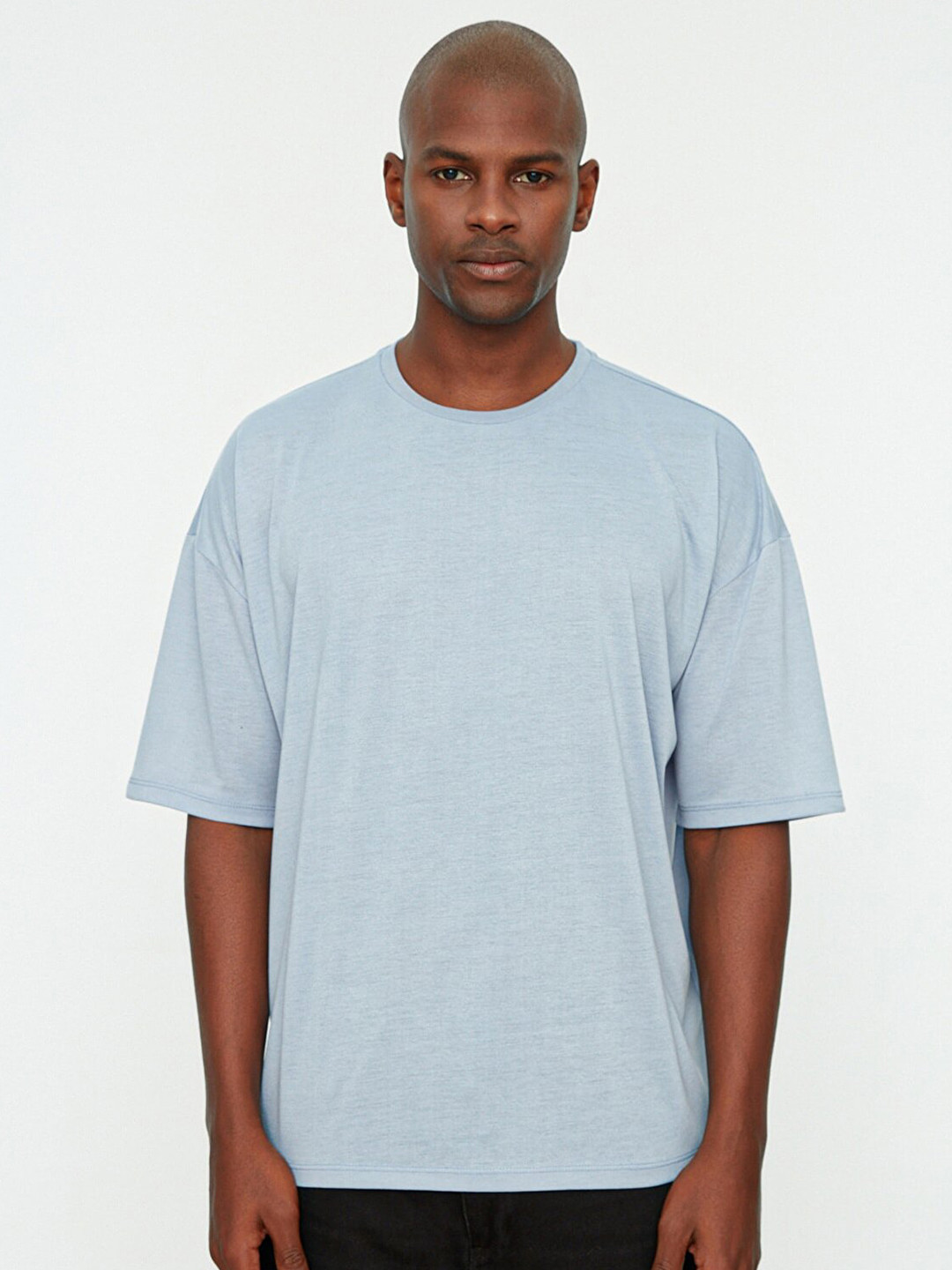 

Trendyol Men Blue Solid Drop-Shoulder Sleeves Polyester T-shirt