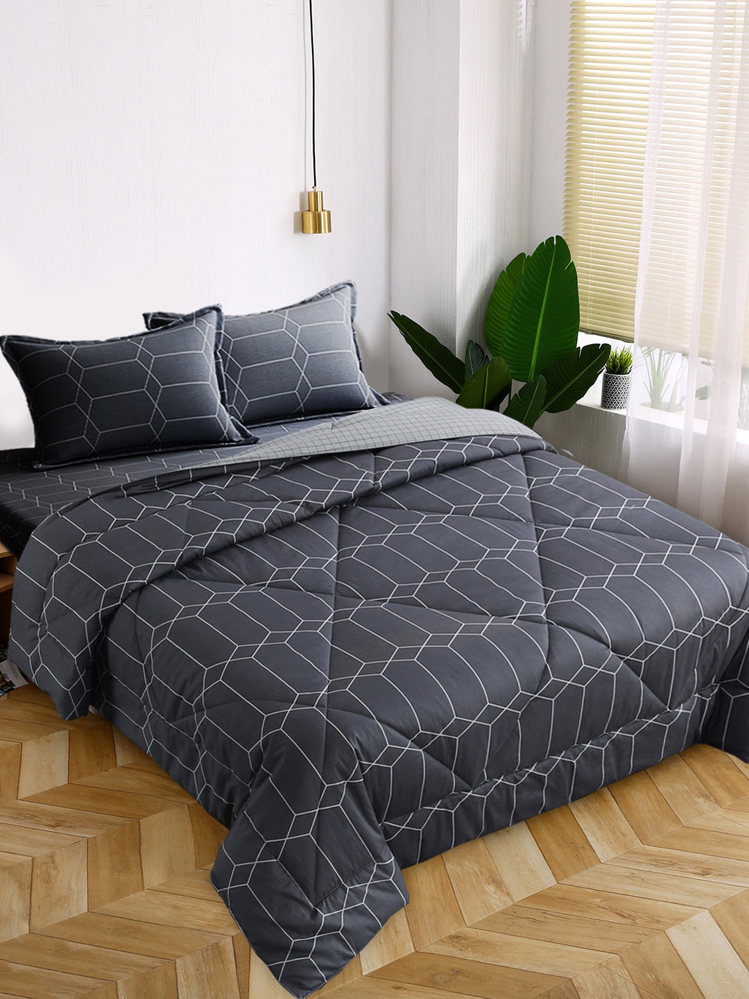 

URBAN DREAM 4 Pieces Black & Grey Printed Cotton Double Queen Bedding Set