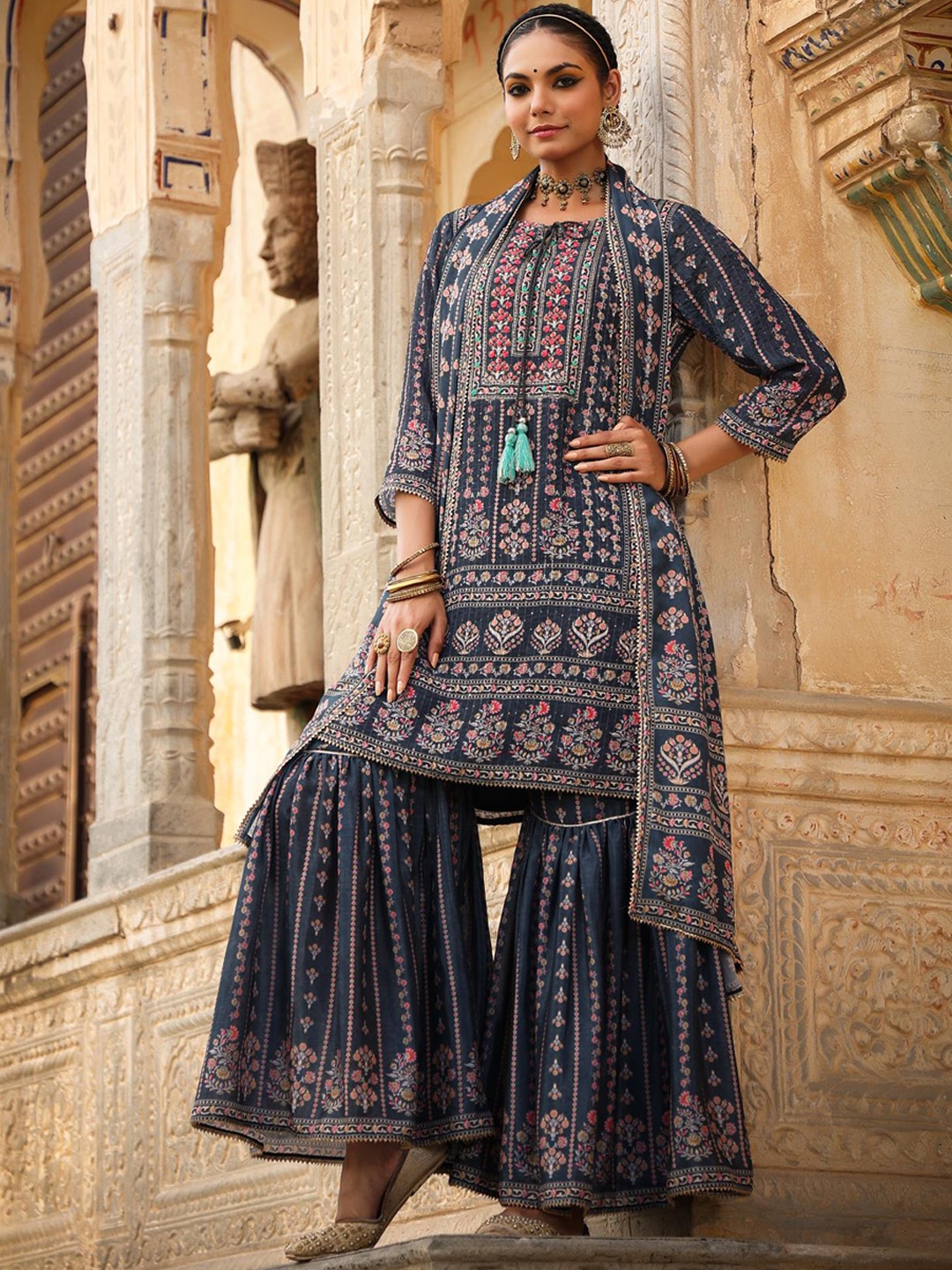 

SCAKHI Women Grey Floral Printed Kurti with Sharara & With Dupatta